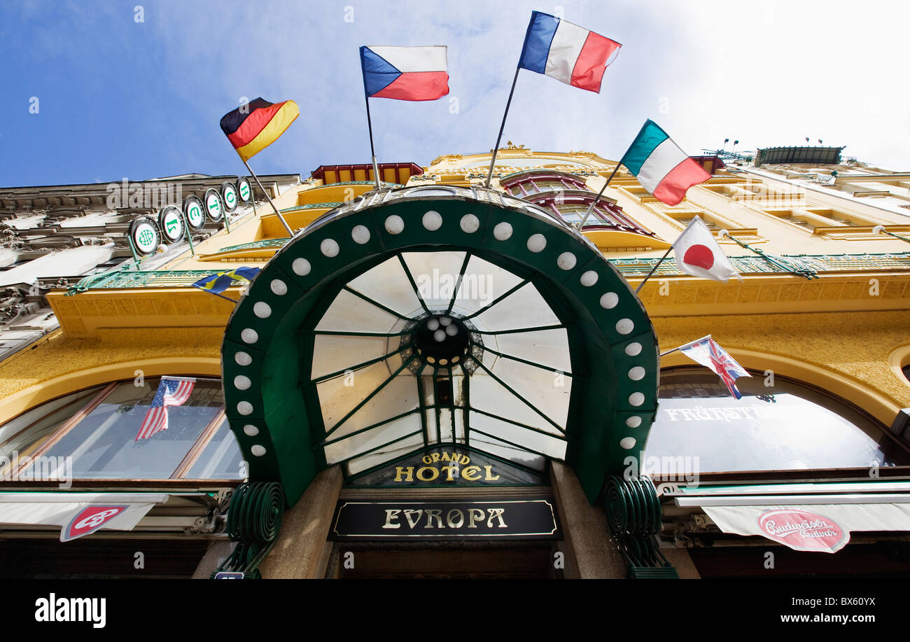 Prague, la Place Venceslas, le Grand Hotel Evropa, drapeaux Banque D'Images