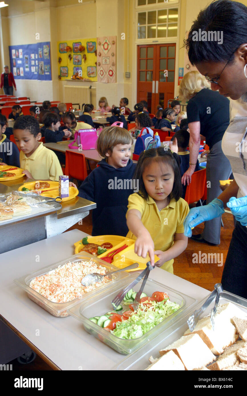 Les enfants de l'école primaire d'être servi salades Banque D'Images