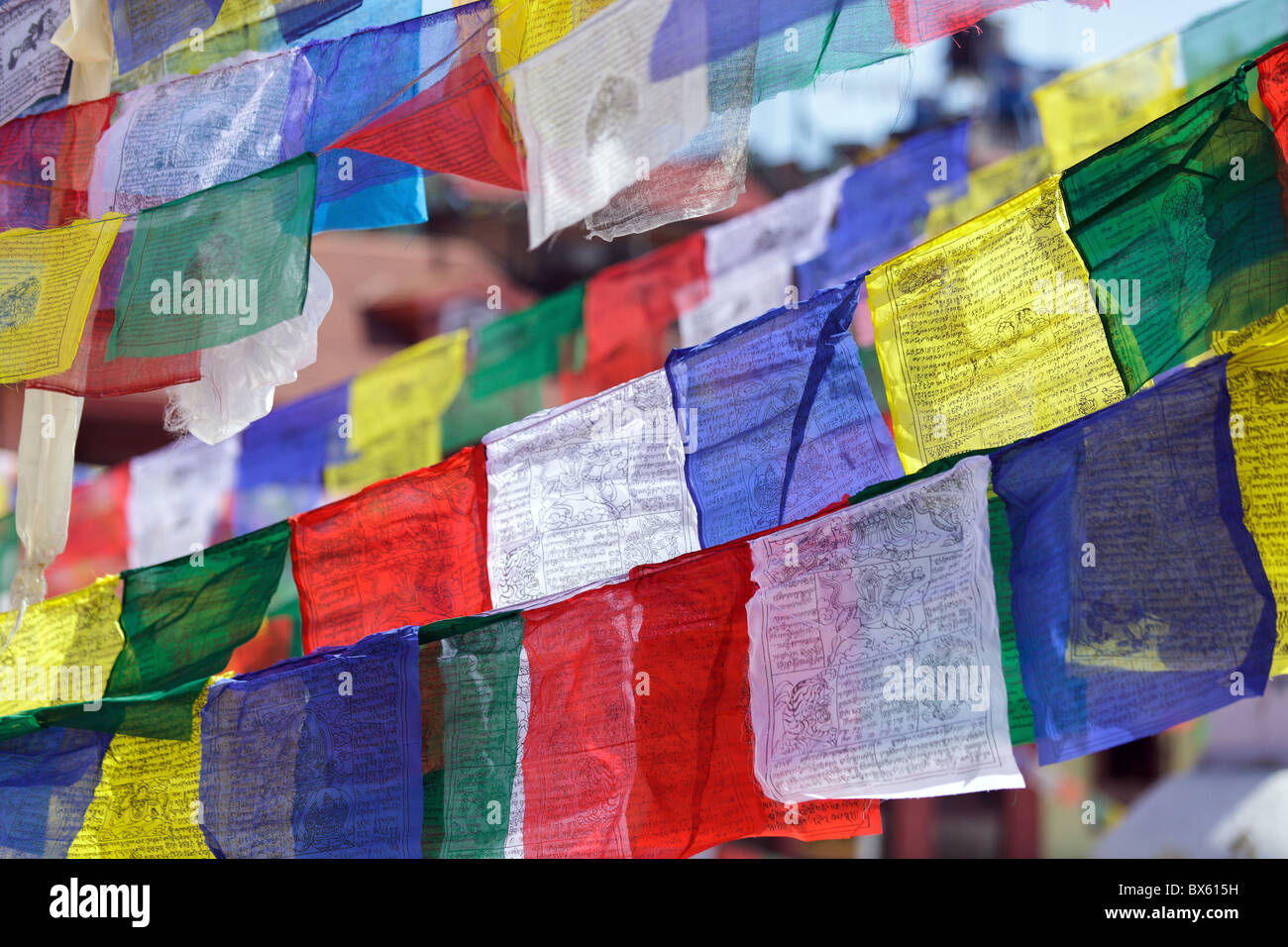 Drapeaux de prière tibetains colorés au Népal Banque D'Images