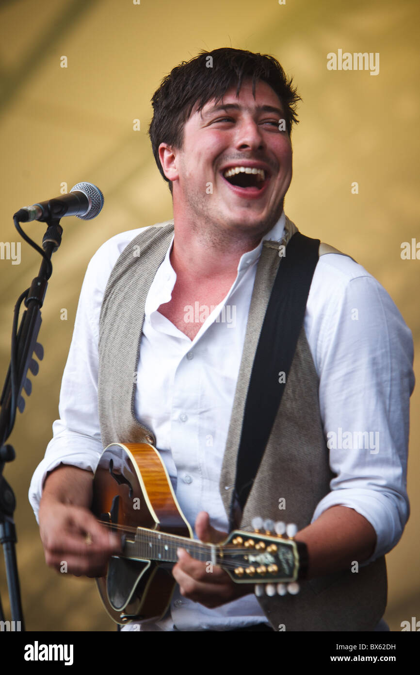 Marcus Mumford du groupe Mumford & Sons joue de la guitare et chante le chant lors de leur concert à l'Eden Project 2010 Banque D'Images