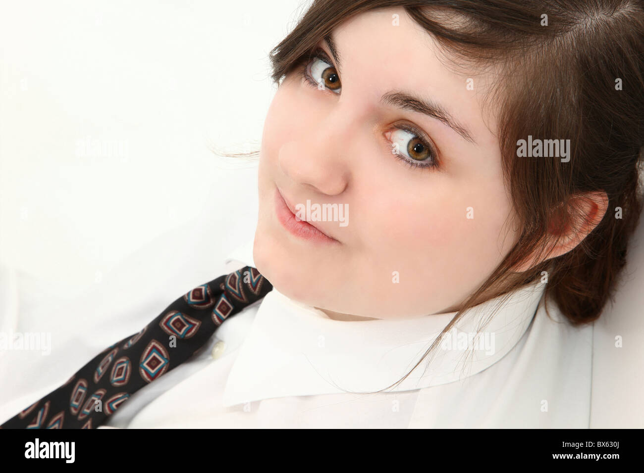 Belle fille ado de 15 ans en chemise et cravate de près Photo Stock - Alamy