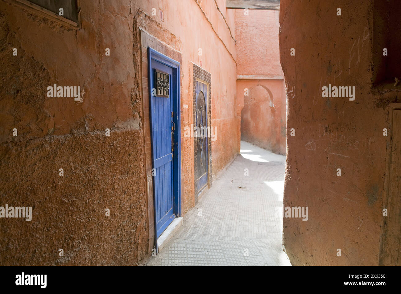 Street dans le souk de la médina, UNESCO World Heritage Site, Marrakech, Maroc, Afrique du Nord, Afrique Banque D'Images