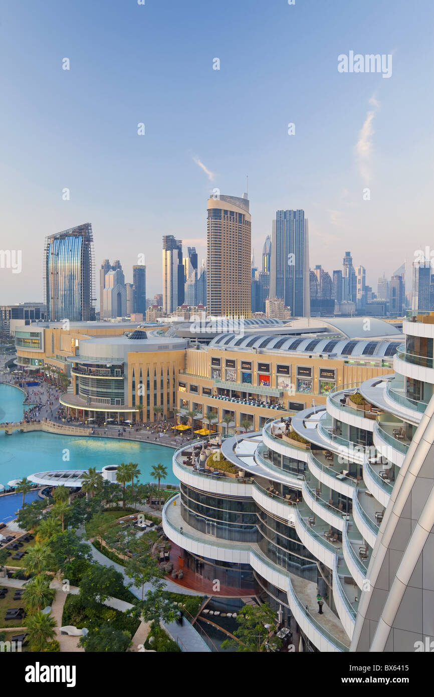 Dubai skyline, élevée sur le Dubaï Mall et parc Burj Khalifa, Dubai, Émirats arabes unis, Moyen Orient Banque D'Images