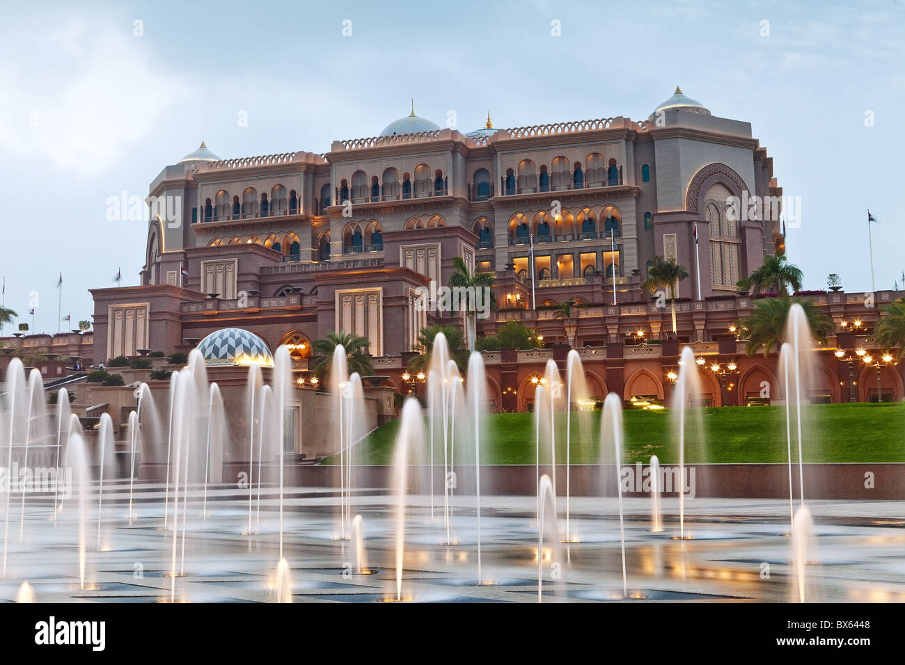 Les fontaines d'eau en face de l'hôtel Emirates Palace, Abu Dhabi, Émirats arabes unis, Moyen Orient Banque D'Images