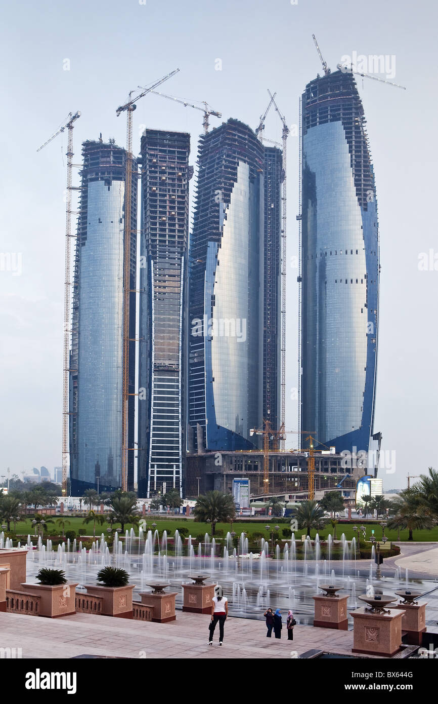 De nouveaux gratte-ciel moderne de construction à Abu Dhabi, Émirats arabes unis, Moyen Orient Banque D'Images
