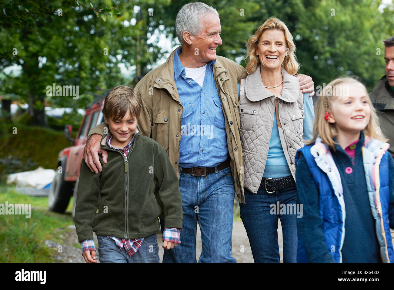 Family walking on farm Banque D'Images