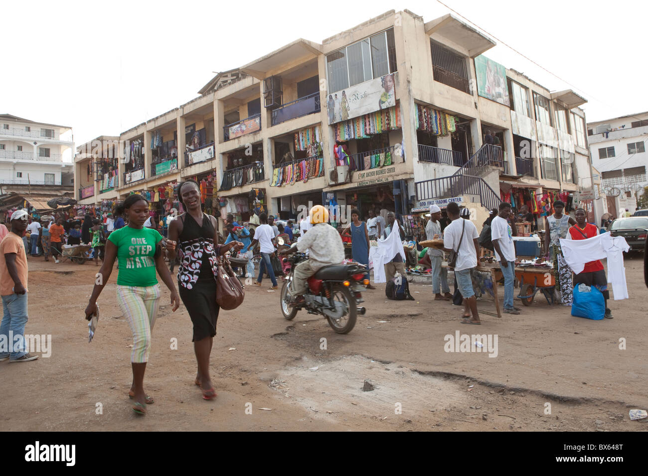 Rue bondée dans le centre-ville de Monrovia, au Libéria, en Afrique de l'Ouest. Banque D'Images