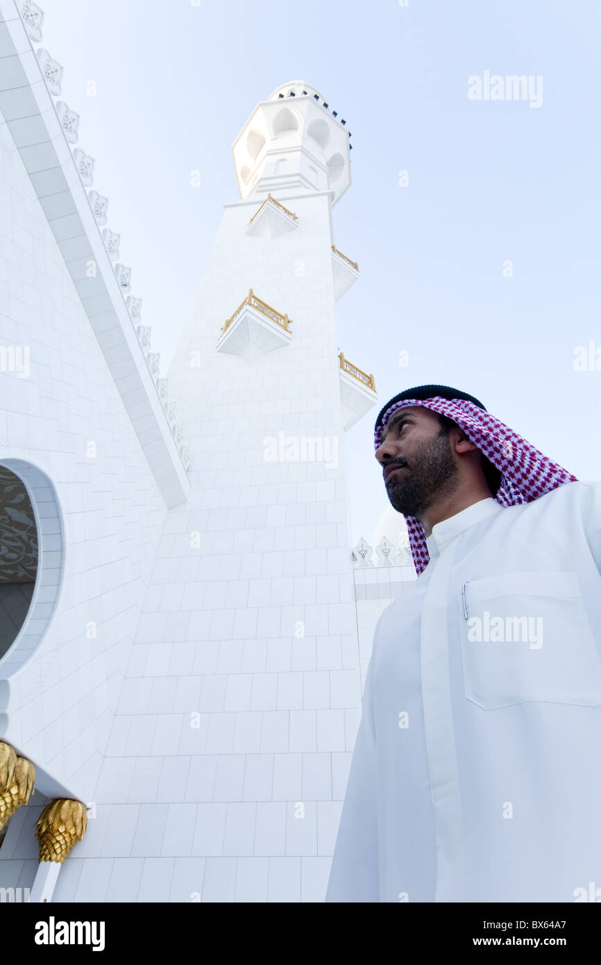 L'homme entrant dans la grande salle de prière de la mosquée Sheikh Zayed Bin Sultan Al Nahyan, Abu Dhabi, Émirats arabes unis, Moyen Orient Banque D'Images
