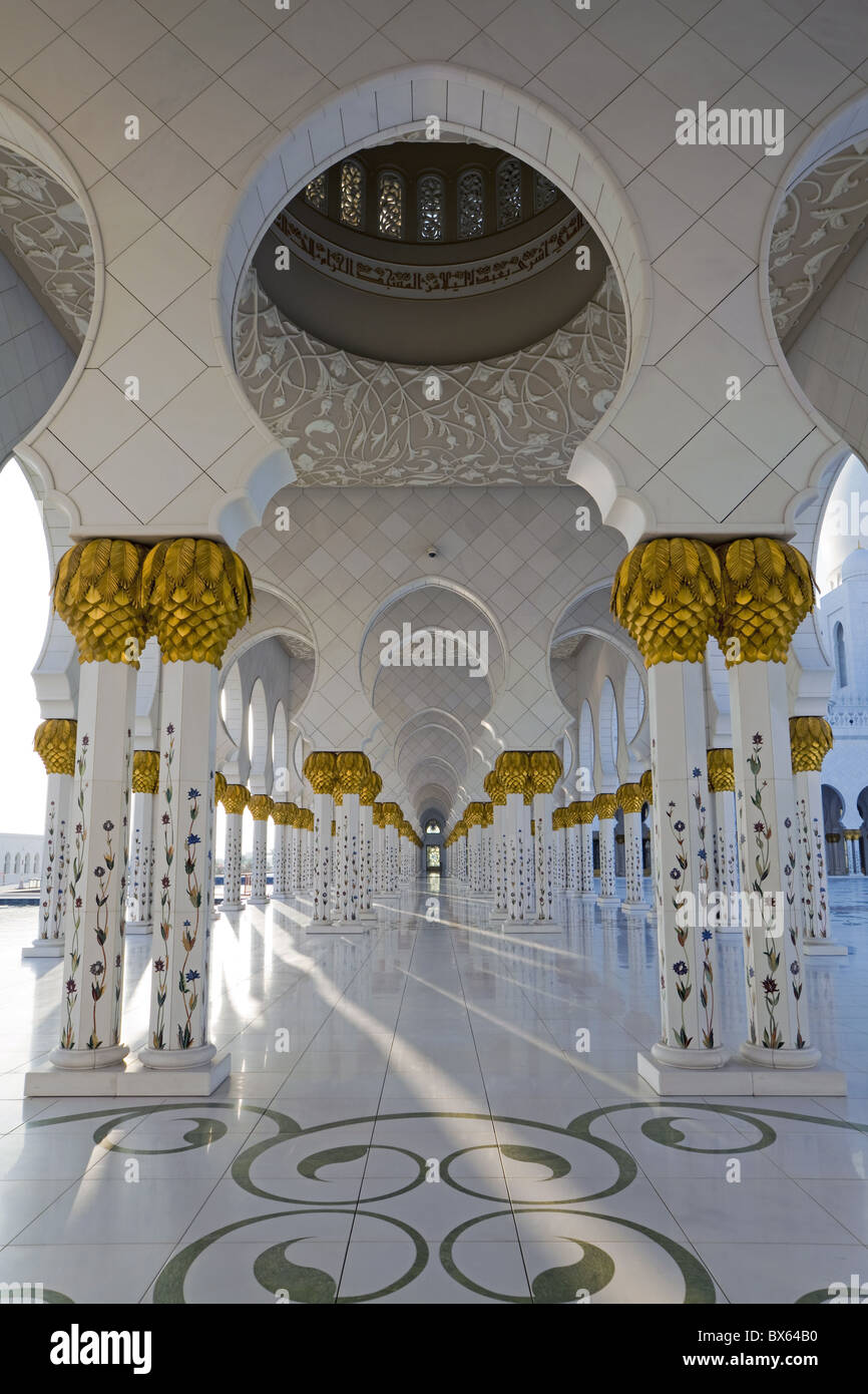 Des colonnes dorées de la mosquée Sheikh Zayed Bin Sultan Al Nahyan, Abu Dhabi, Émirats arabes unis, Moyen Orient Banque D'Images