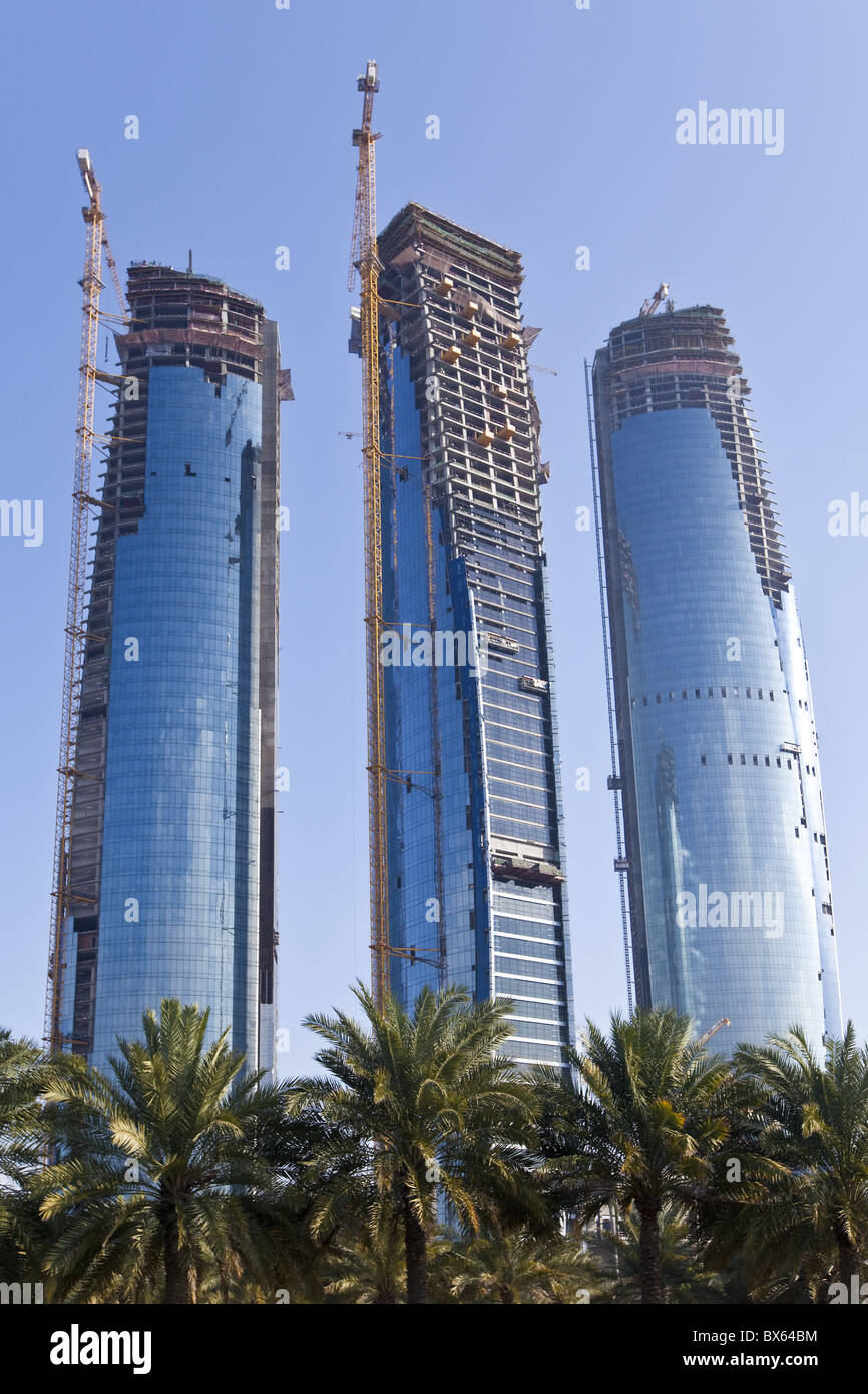 Nouveau bâtiment de bureaux haut de la construction, Abu Dhabi, Émirats arabes unis, Moyen Orient Banque D'Images