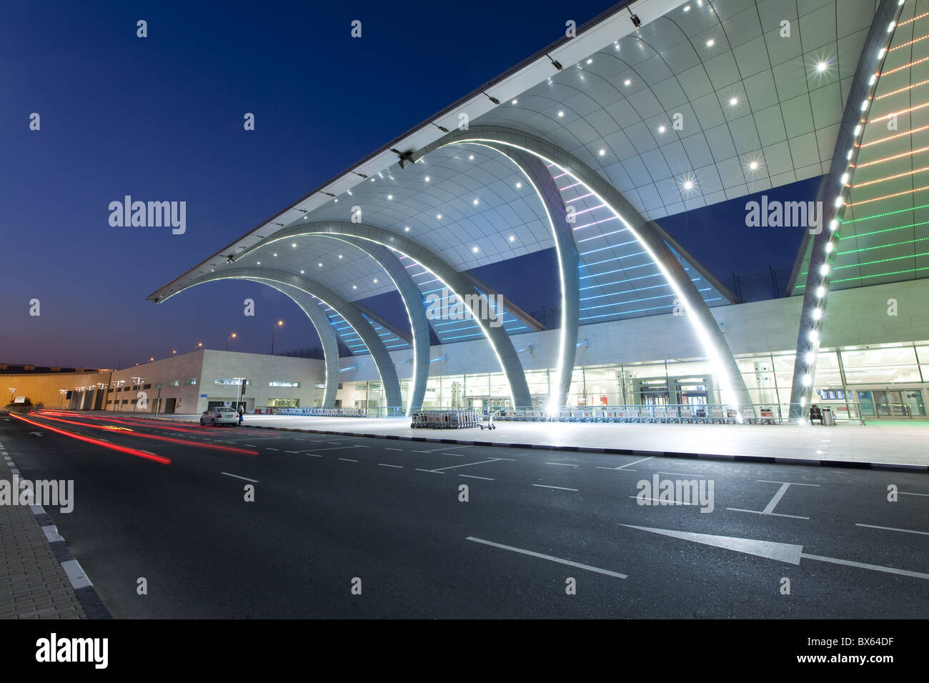 L'architecture moderne et élégante du Terminal 3 ouvert en 2010, l'Aéroport International de Dubai, Dubaï, Émirats arabes unis, Moyen Orient Banque D'Images