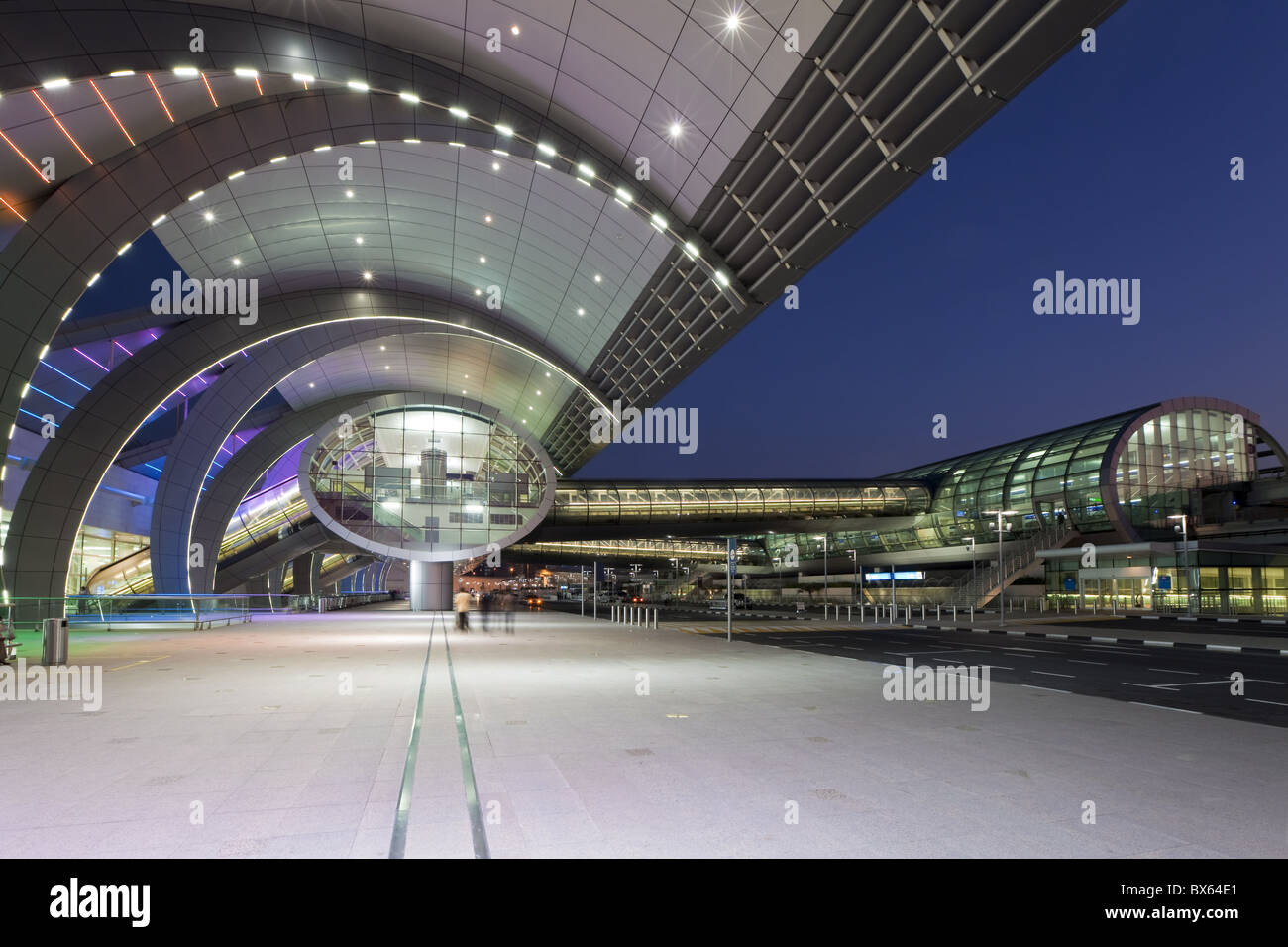 L'architecture moderne et élégante du Terminal 3 ouvert en 2010, l'Aéroport International de Dubai, Dubaï, Émirats arabes unis, Moyen Orient Banque D'Images