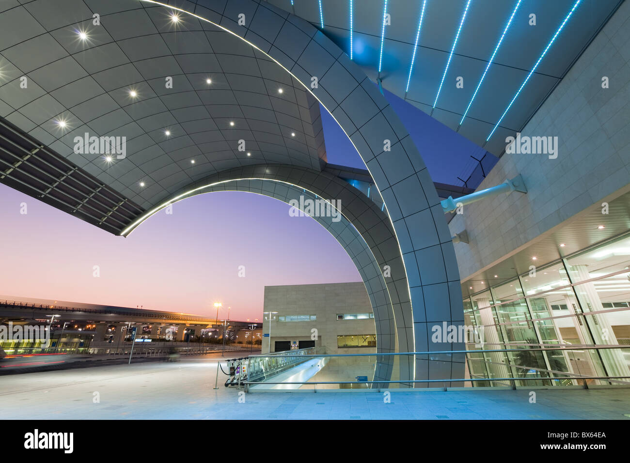 L'architecture moderne et élégante du Terminal 3 ouvert en 2010, l'Aéroport International de Dubai, Dubaï, Émirats arabes unis, Moyen Orient Banque D'Images