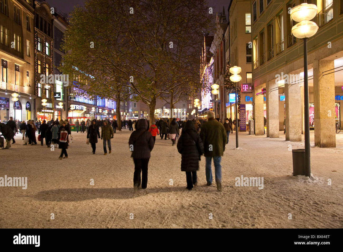 Les achats de Noël à Munich le long de la Kaufingerstrasse Neuhauser/ Banque D'Images