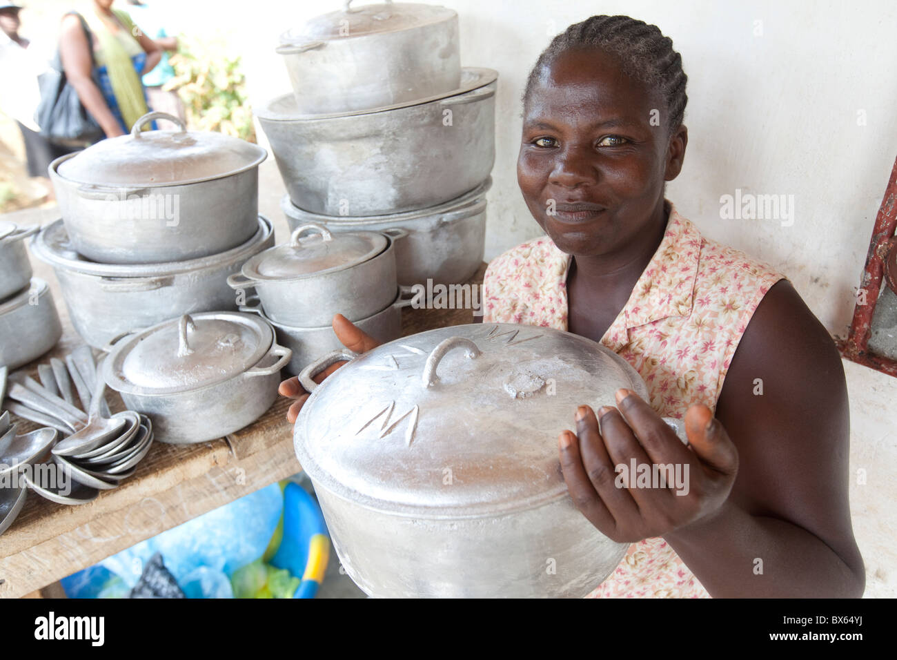 Une femme vend des ustensiles et de la vaisselle dans un petit magasin à Kakata, au Libéria, en Afrique de l'Ouest. Banque D'Images