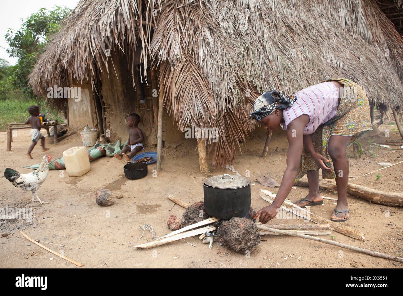 Bois de chauffage à l'aide de cuisson à Kakata, au Libéria, en Afrique de l'Ouest. Banque D'Images