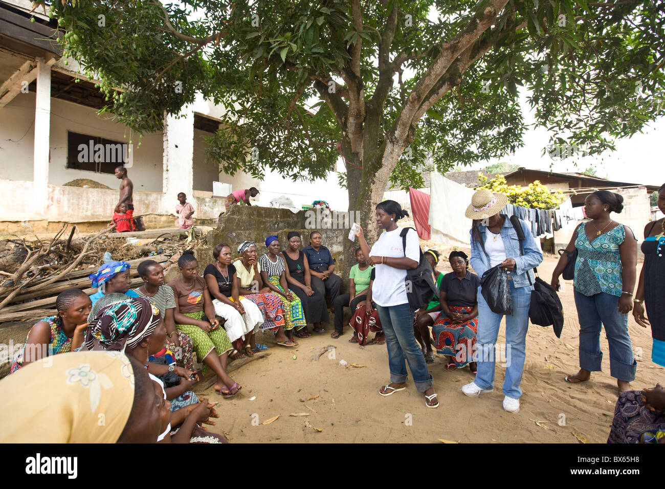 Un groupe de sensibilisation à la santé communautaire se réunit dans un quartier de Monrovia, au Libéria, en Afrique de l'Ouest. Banque D'Images