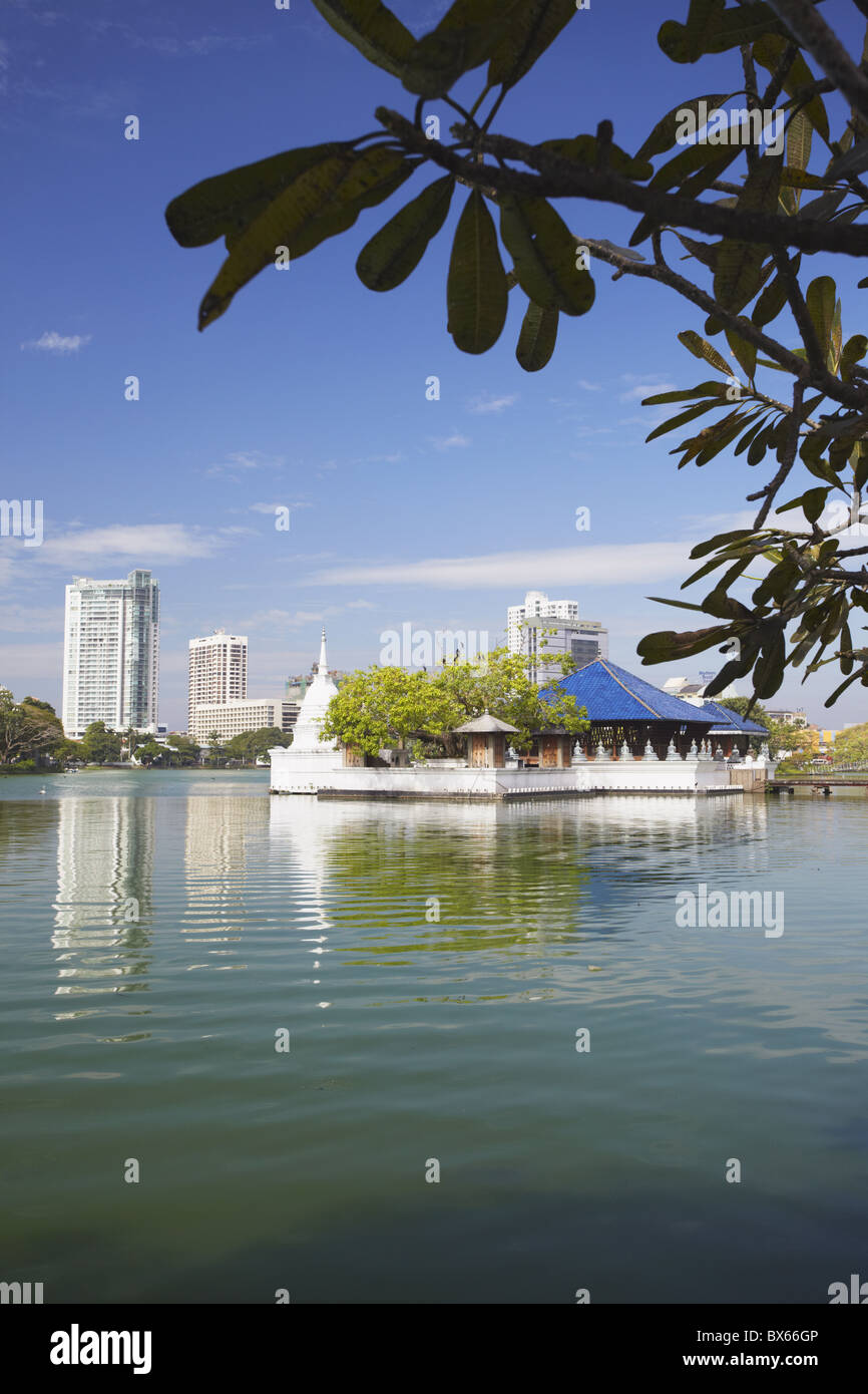 Seema Malakaya Temple sur le lac Beira, jardins de cannelle, Colombo, Sri Lanka, Asie Banque D'Images