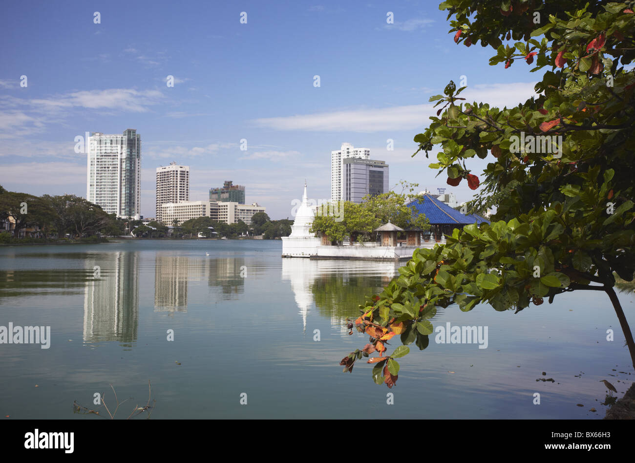 Seema Malakaya Temple sur le lac Beira, jardins de cannelle, Colombo, Sri Lanka, Asie Banque D'Images