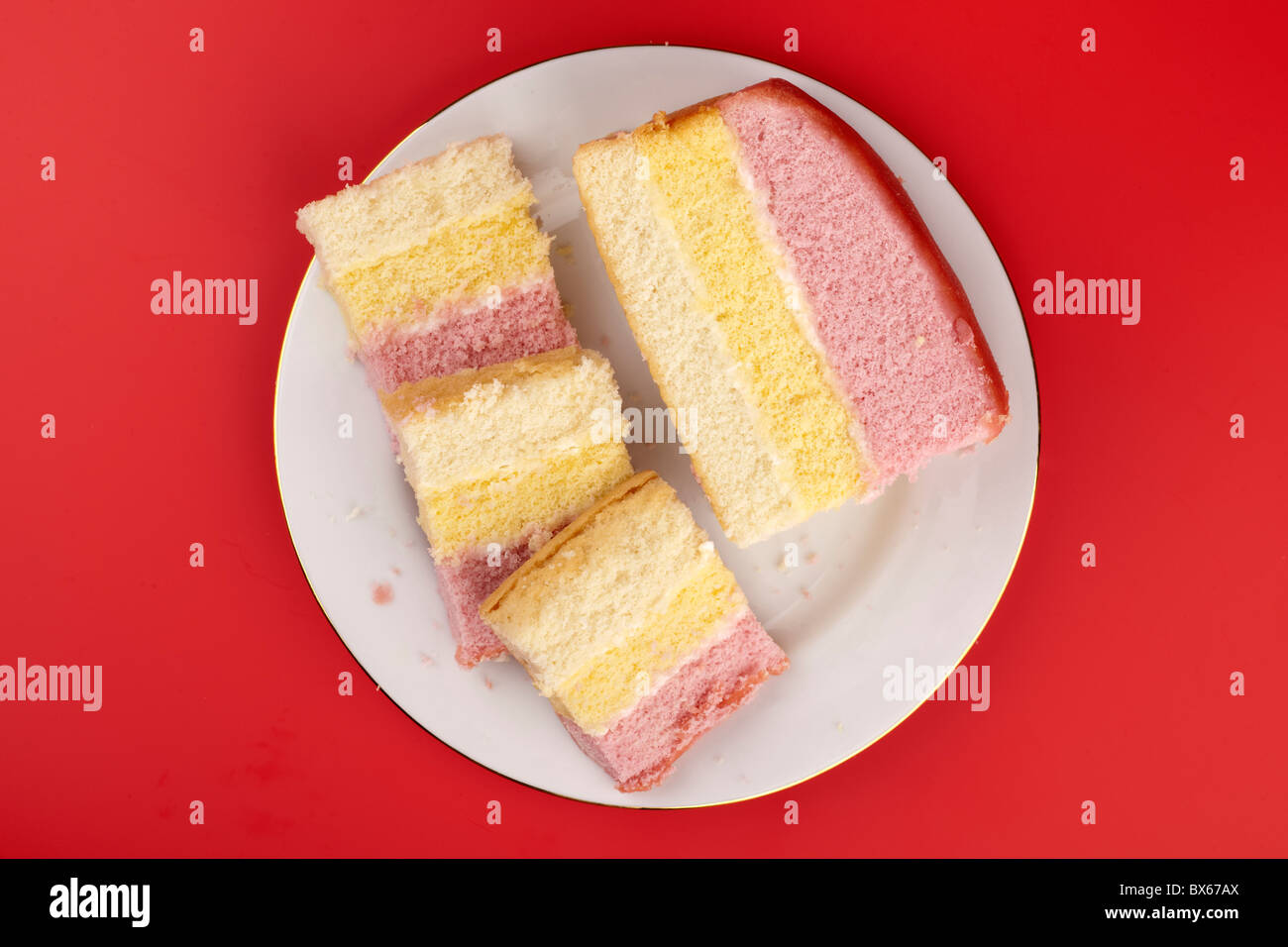 Angel cake tranches sur une assiette blanche Banque D'Images