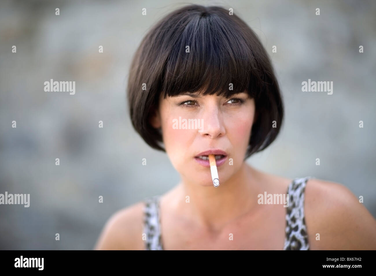Femme avec la cigarette Banque D'Images