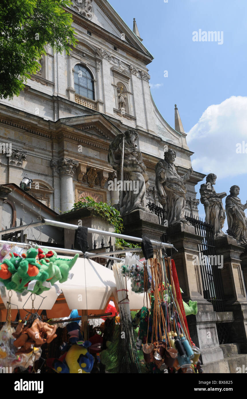 Chaussée de décrochage, de tourisme o Peter Paul's Church, Cracovie, Pologne, vertical, été, ciel, église, statues, ancien, historique Banque D'Images