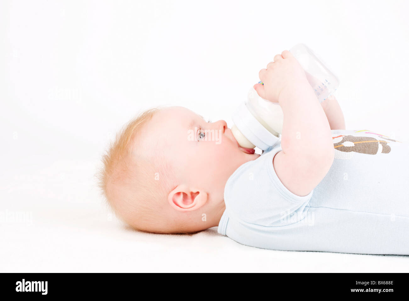 Enfant, fils, jeune enfant, bébé tète à partir d'une bouteille. (CTK Photo/Martin Sterba, Josef Horazny) Banque D'Images