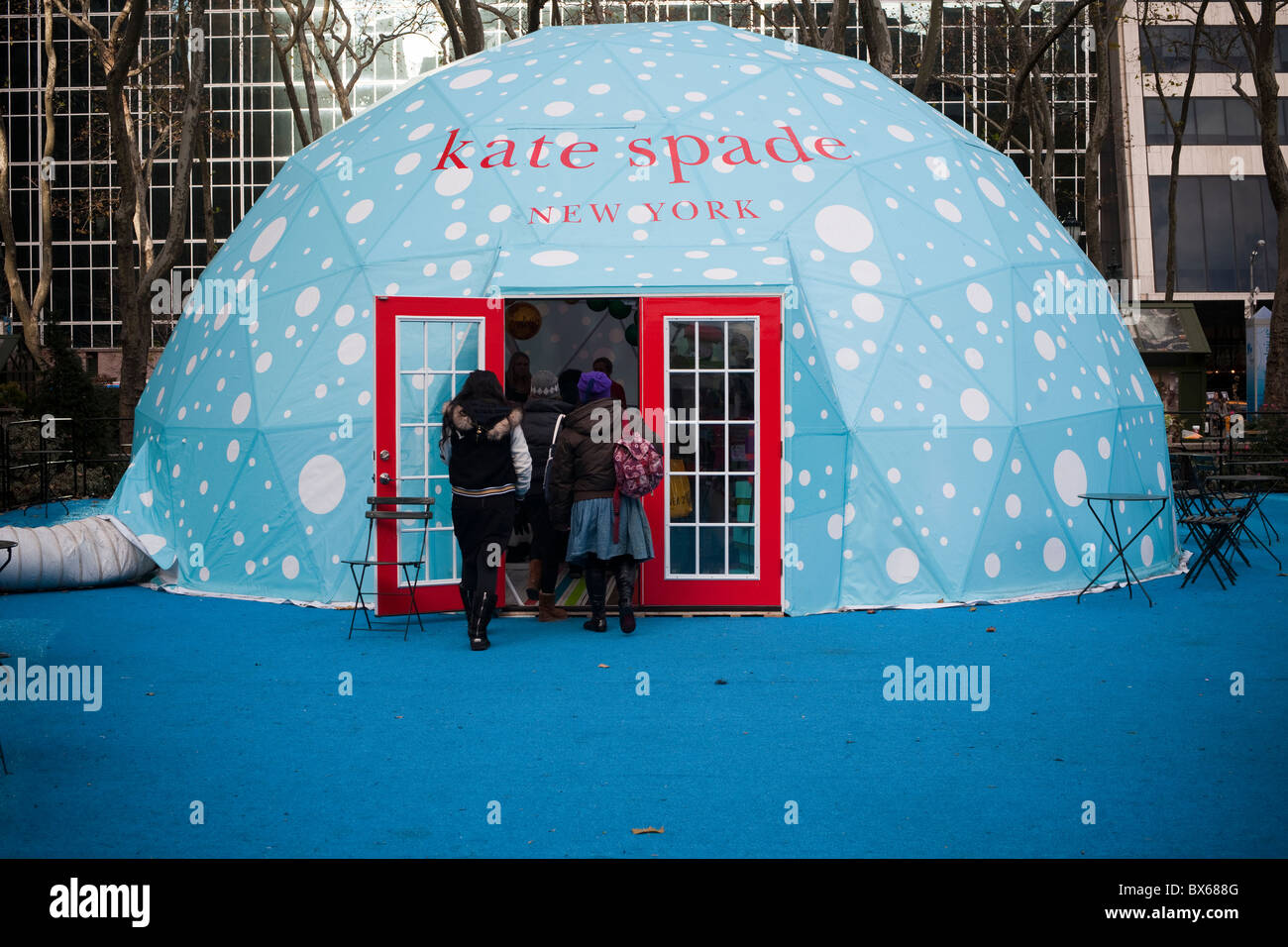 Kate Spade un pop-up store dans un 'igloo' dans Bryant Park à New York le mardi, 7 décembre 2010. (© Richard B. Levine) Banque D'Images