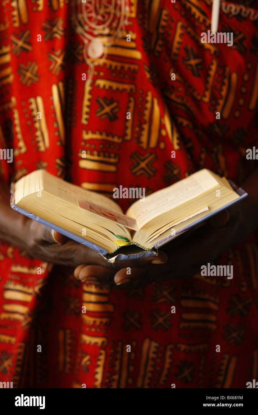 La lecture de la Bible, Lomé, Togo, Afrique de l'Ouest, l'Afrique Banque D'Images