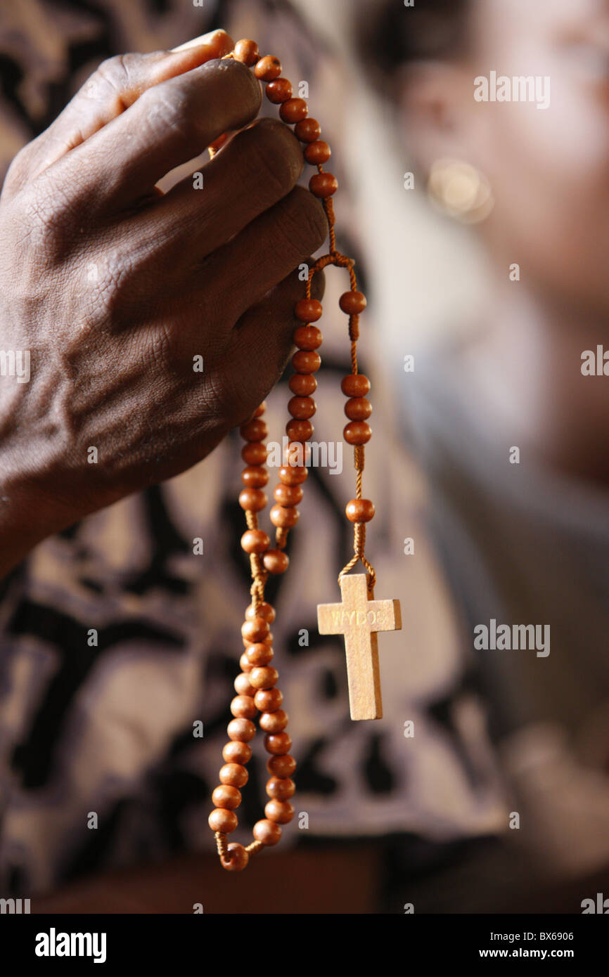 Couple chrétien priant, Togoville, Togo, Afrique de l'Ouest, l'Afrique Banque D'Images