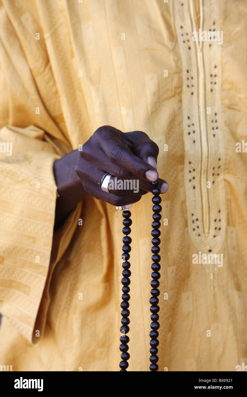 La prière musulmane avec perles, Abene, Casamance, Sénégal, Afrique de l'Ouest, l'Afrique Banque D'Images