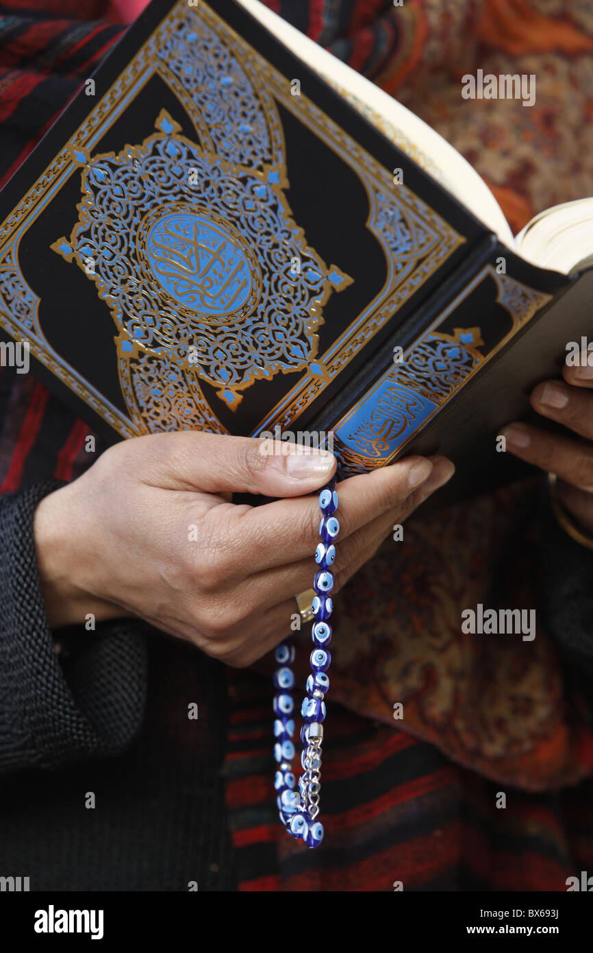 Femme lisant Coran, Jordanie, Moyen-Orient Banque D'Images