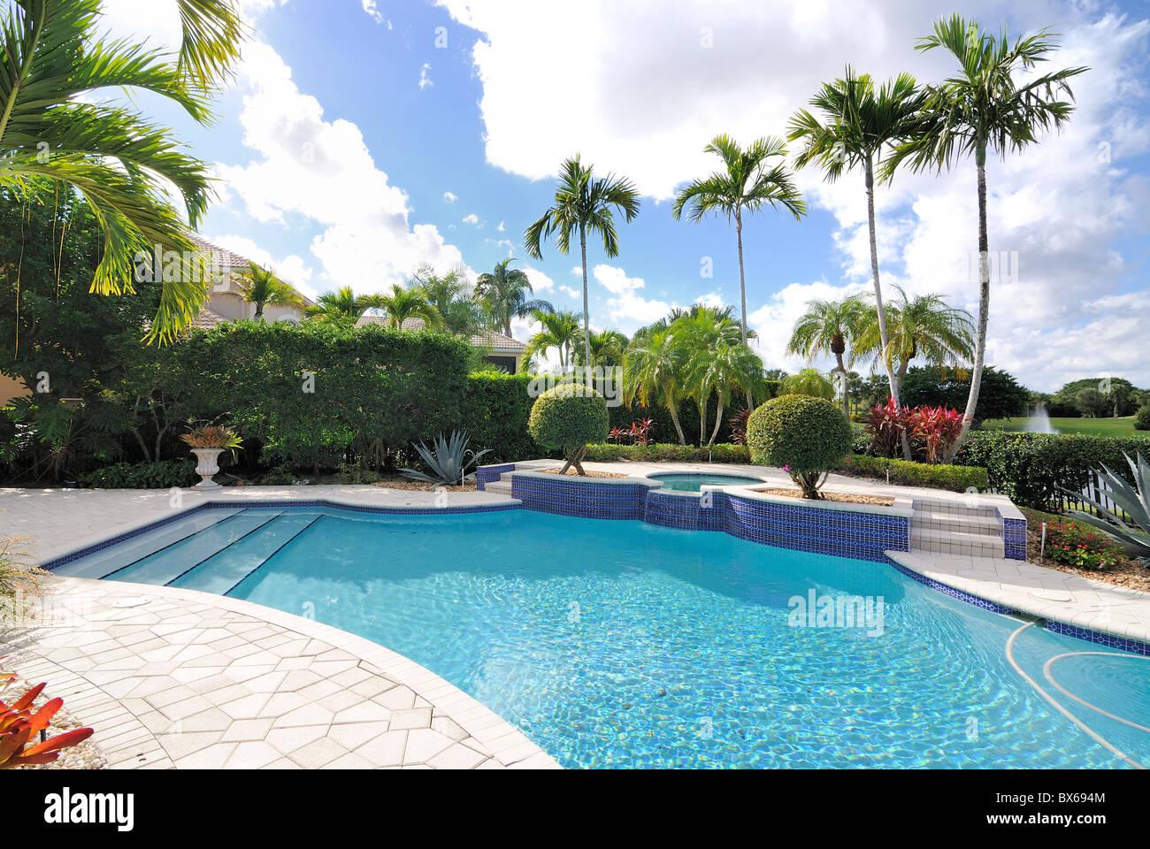 Une piscine de luxe dans un quartier résidentiel en Floride. Banque D'Images