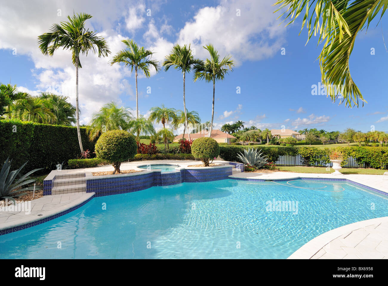 Une piscine de luxe dans un quartier résidentiel en Floride. Banque D'Images