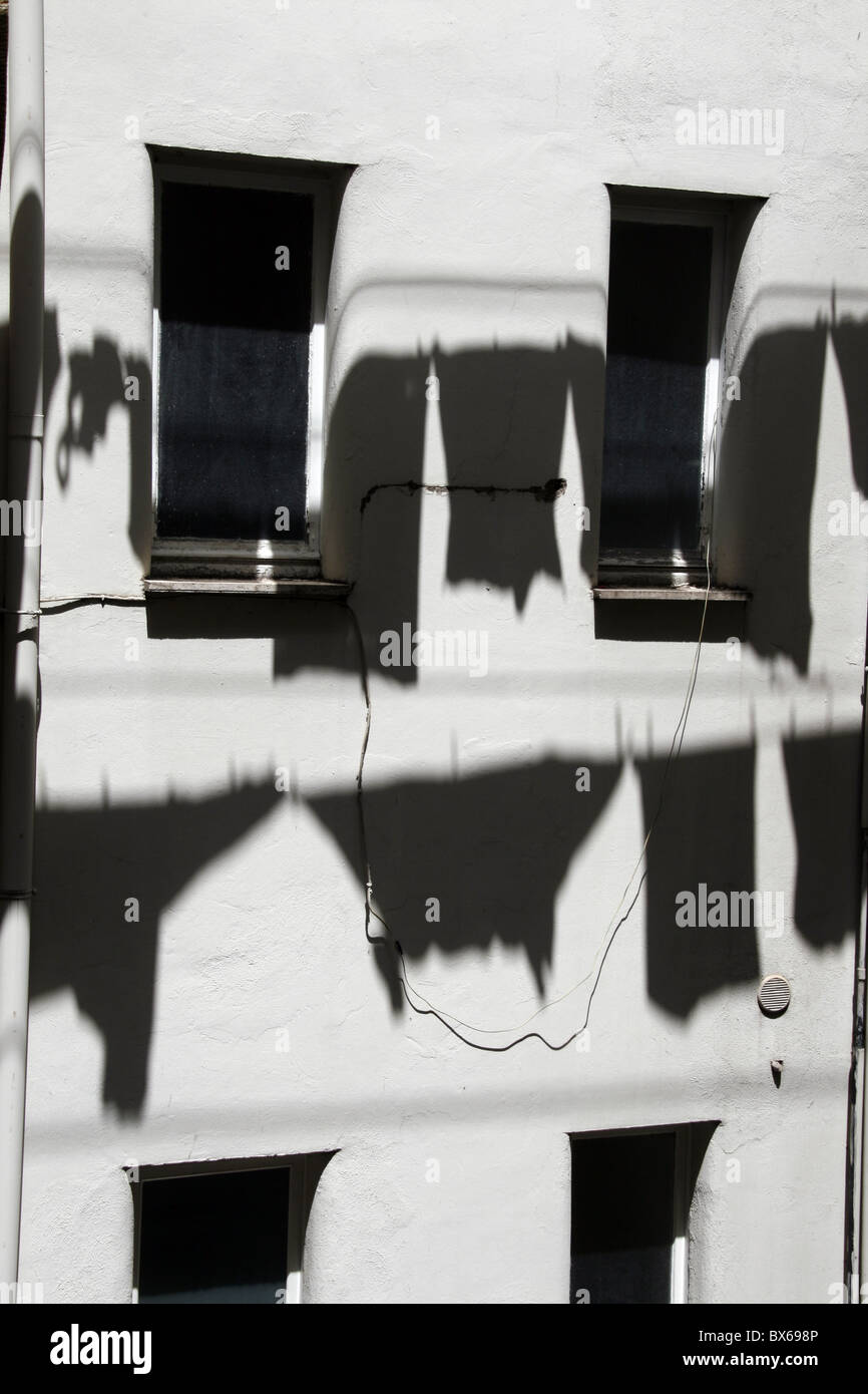 Ombre de vêtements accroché sur la ligne de lavage à Sun Banque D'Images