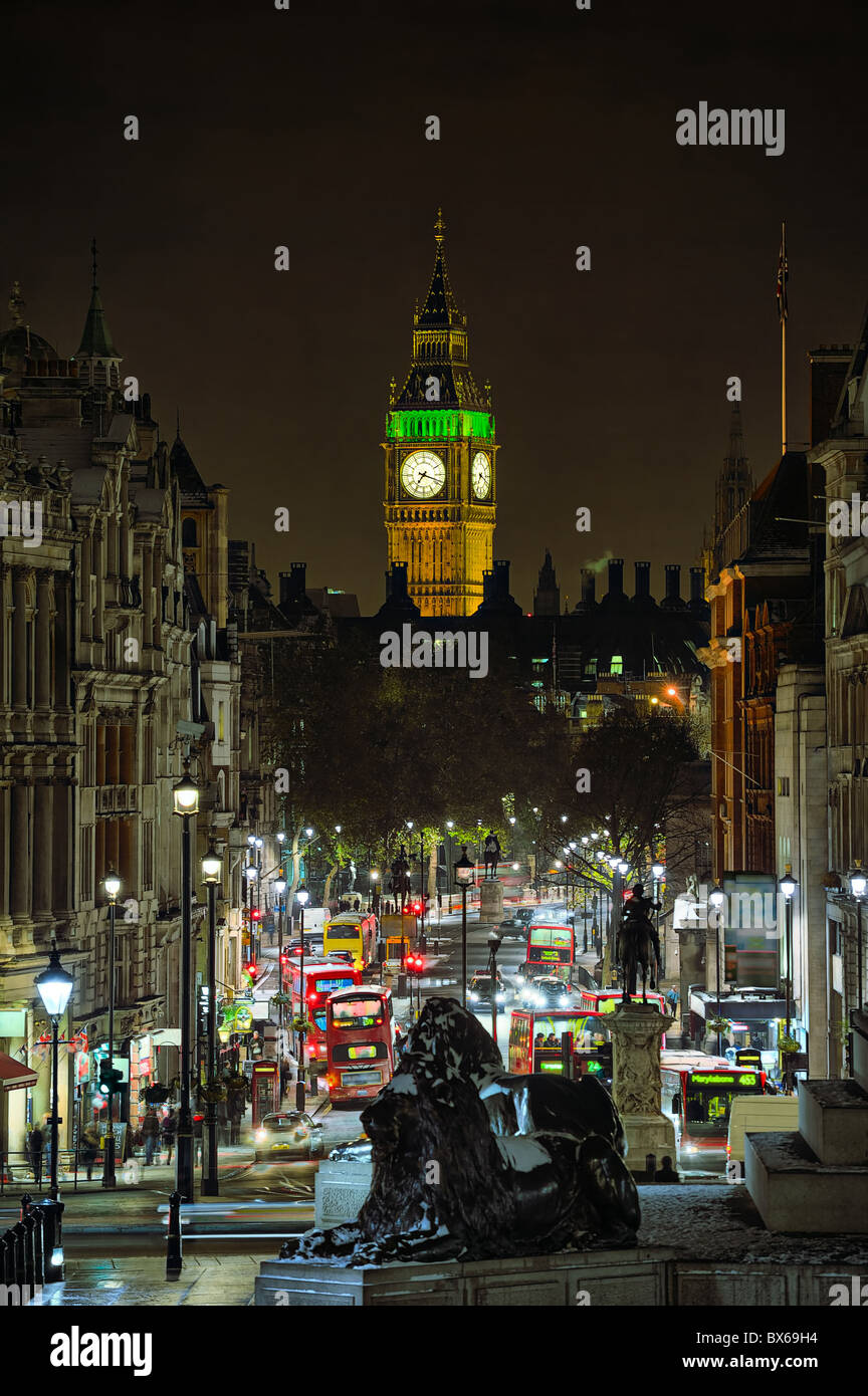 En regardant vers Whitehall Big Ben de Trafalgar Square, Londres, Angleterre, Royaume-Uni, la nuit en hiver Banque D'Images