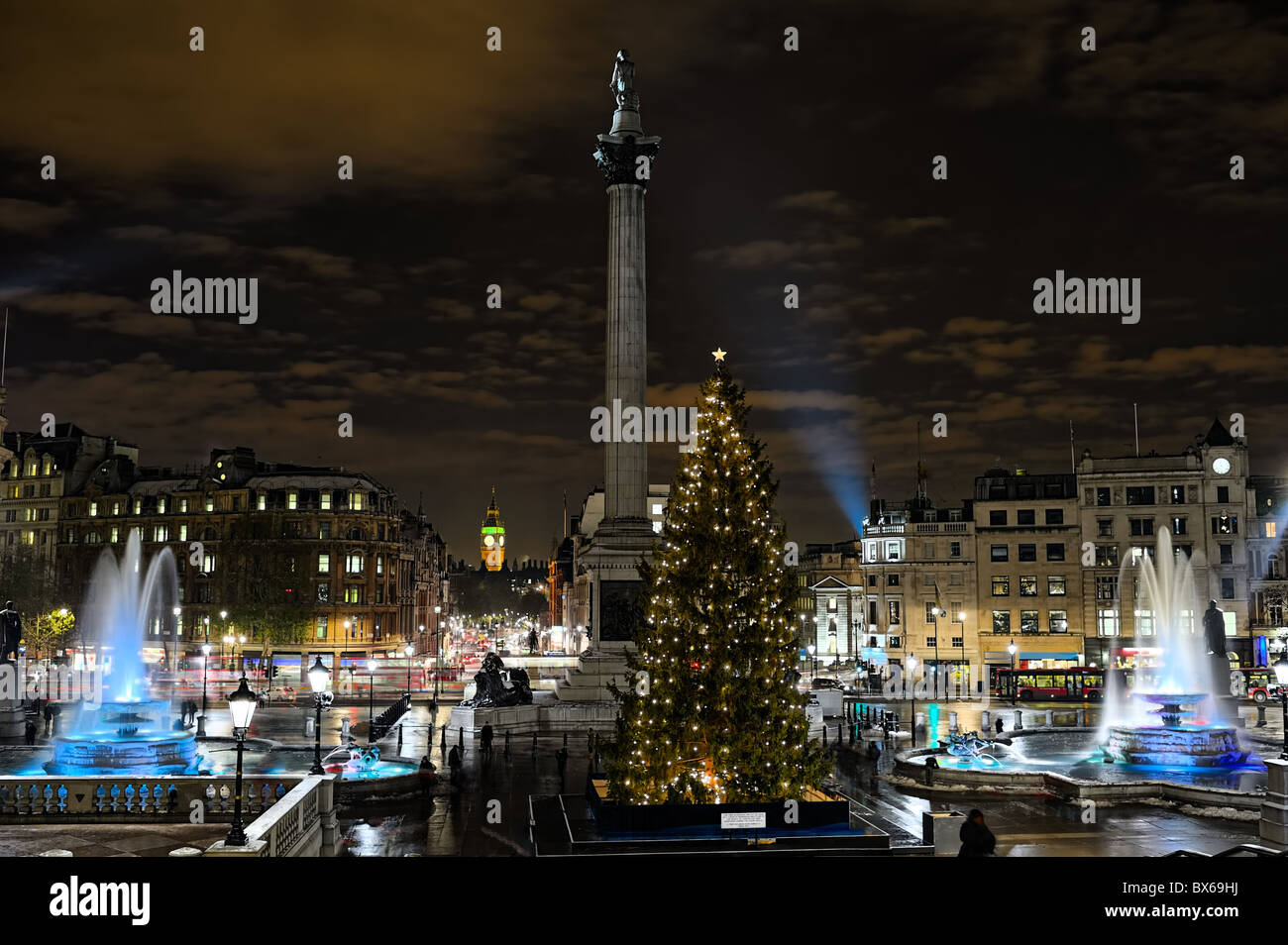 Trafalgar Square, Londres, Angleterre, Royaume-Uni, la nuit, en hiver, avec l'arbre de Noël norvégien. Banque D'Images