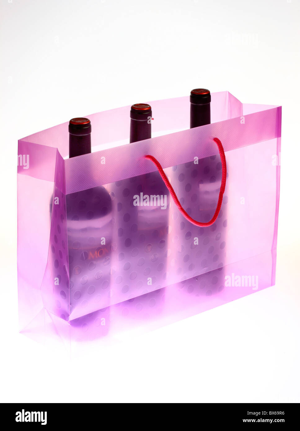 Transparent, coloré, sac en plastique, avec des bouteilles de vin. Banque D'Images