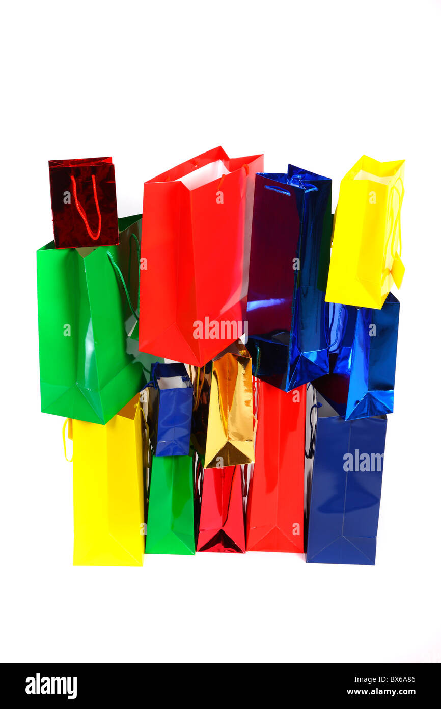 Sacs-cadeaux en papier coloré, rempli de boîtes de carton. Banque D'Images