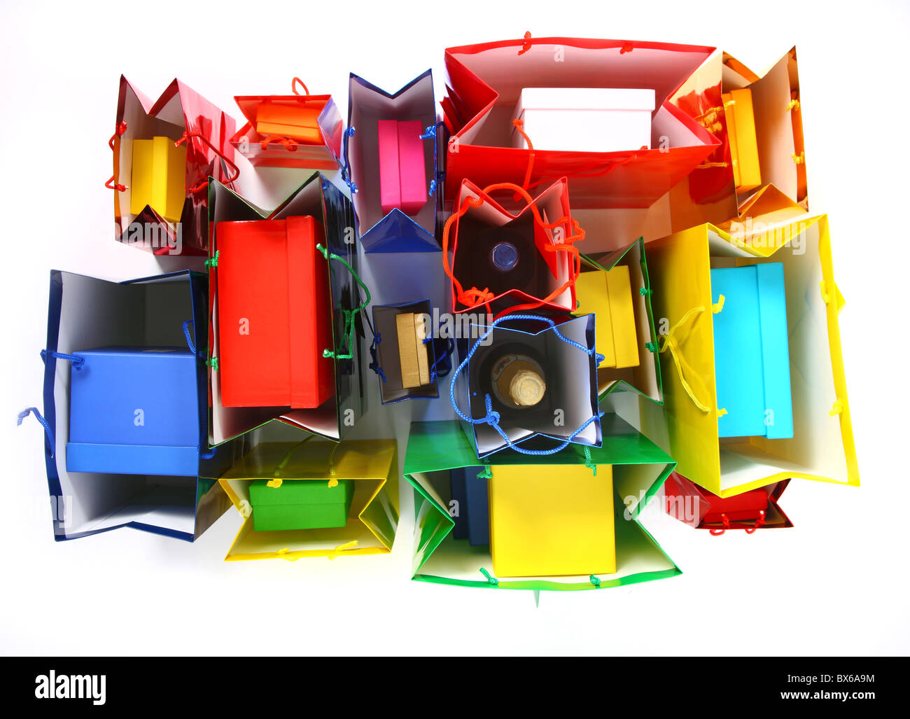 Sacs-cadeaux en papier coloré, rempli de boîtes de carton. Banque D'Images