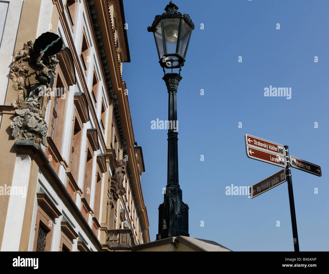 Prague, panneaux de direction touristique avec gaz lampe de rue. (Photo/CTK Josef Horazny) Banque D'Images