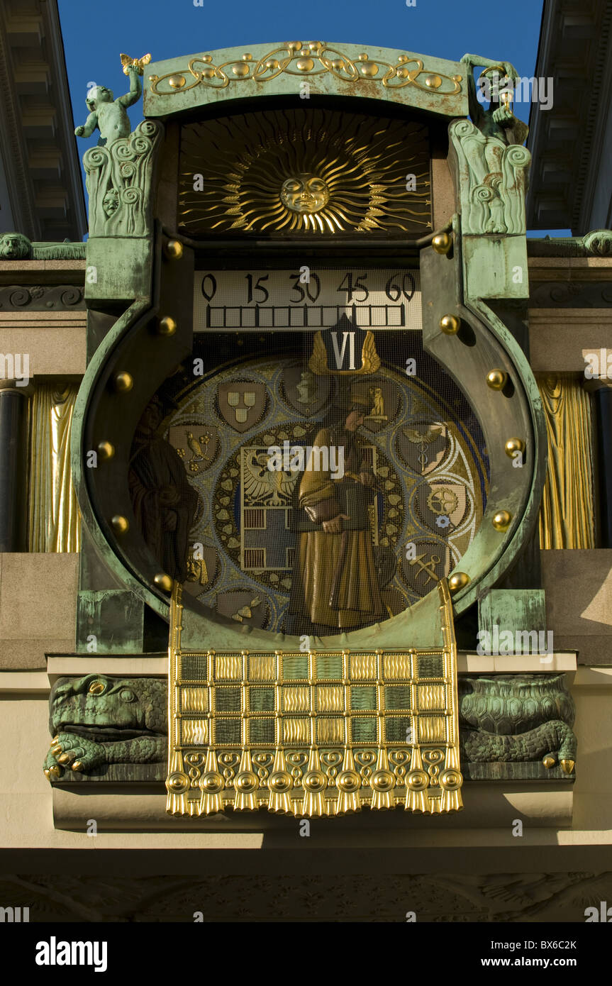 Belle vieille horloge dans le centre de Vienne, Autriche, Europe Banque D'Images