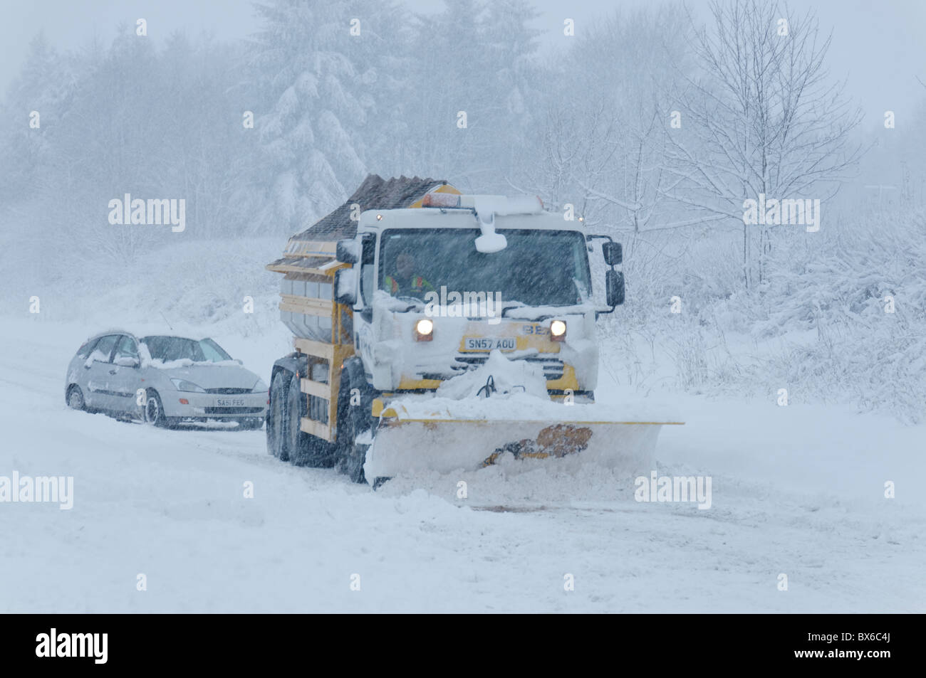 Snowbound fortement le trafic et un chasse-neige sur l'A9, de l'Écosse Banque D'Images