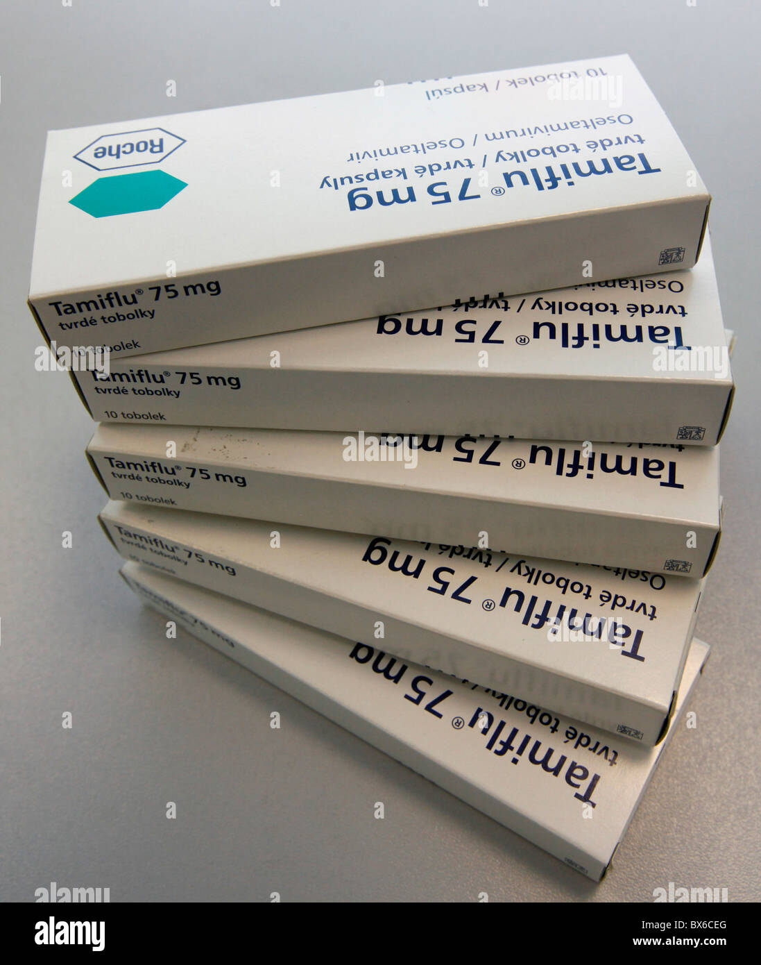 ***PHOTO DE FICHIER*** un des derniers paquets de la médecine Tamiflu disponible mais déjà réservé par les clients est vu derrière Un signe 'Flun' (Chripka in cz Banque D'Images