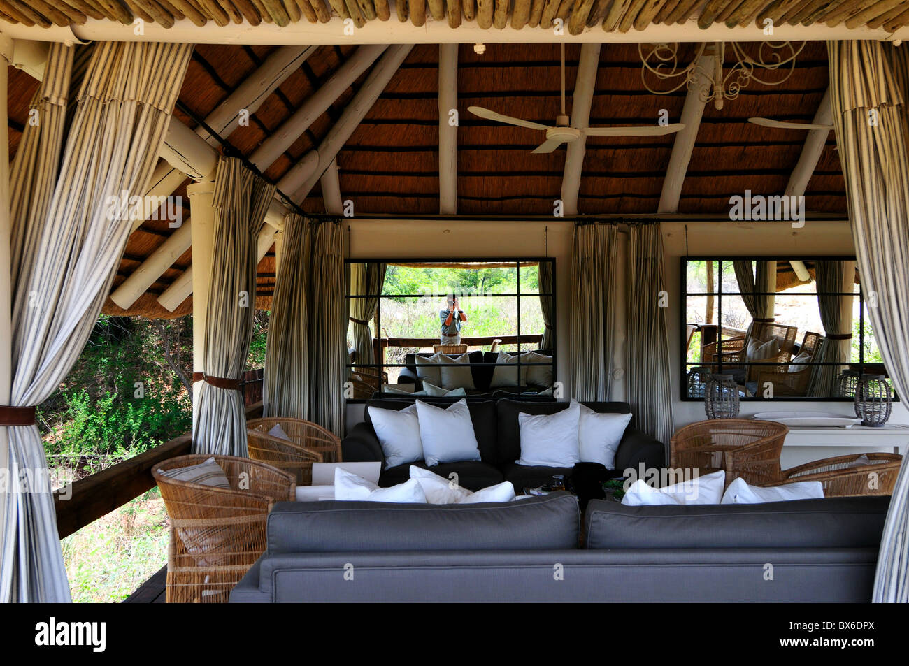 Une terrasse couverte avec meubles. Londolozi Game Reserve, Afrique du Sud. Banque D'Images