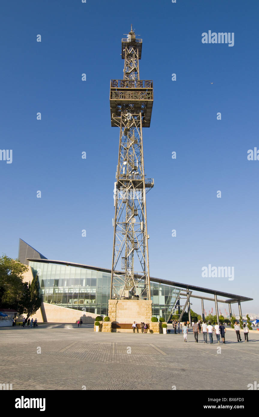 La tour de télévision sur le front de mer de Bakou, Azerbaïdjan, Asie centrale, Asie Banque D'Images