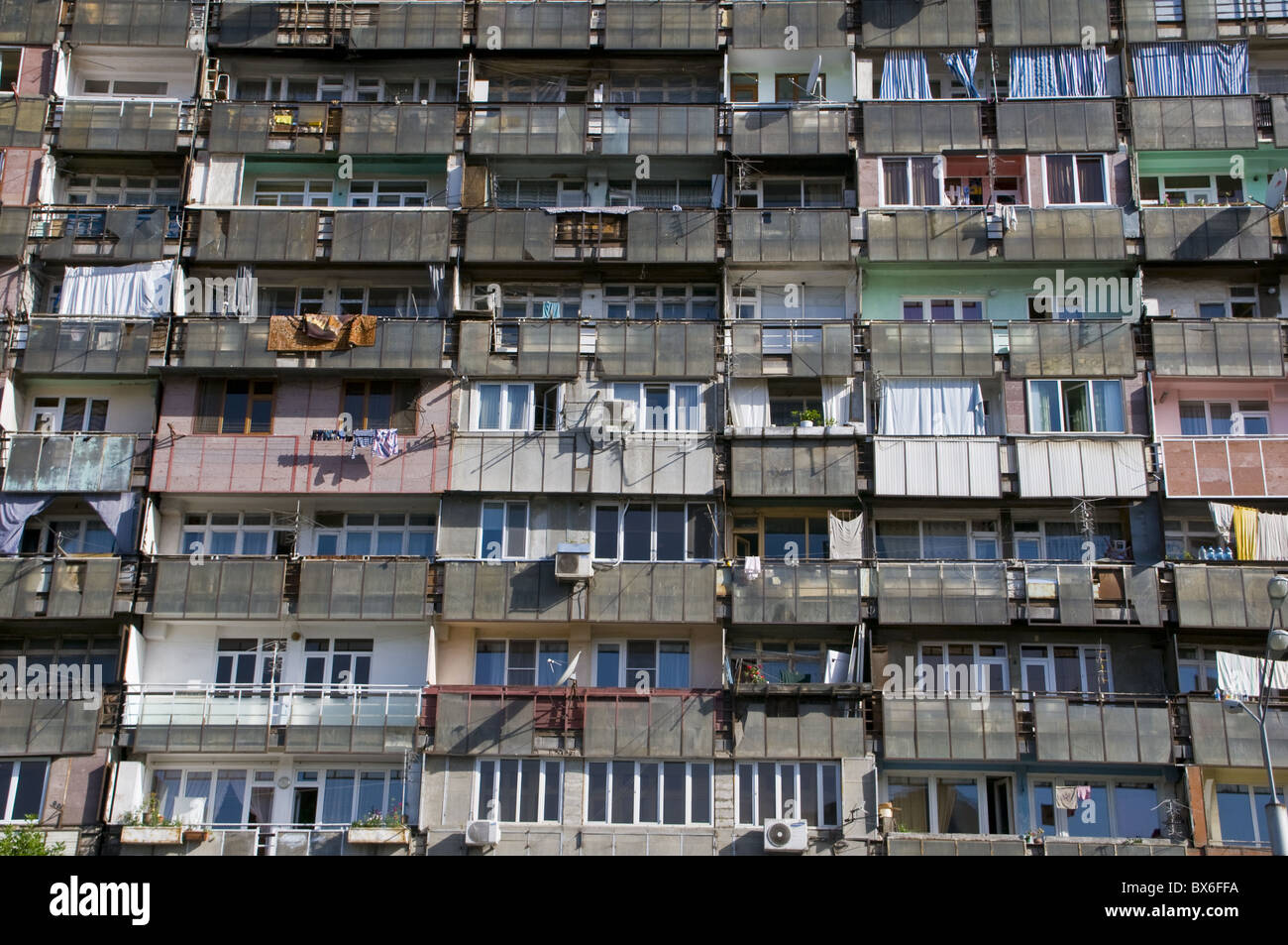 Grand immeuble d'appartements dans l'ancien style Soviétique, Erevan, Arménie, Caucase, Asie centrale, Asie Banque D'Images