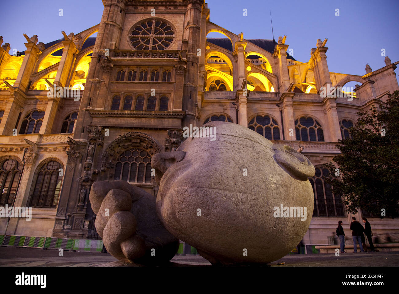 Henri de Miller sculpture écouter en face de l'église Saint Eustache de Paris, Paris, France, Europe Banque D'Images