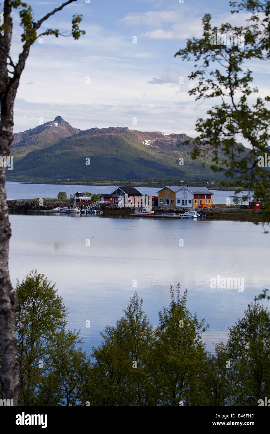 Petit port dans un fjord près de Sortland, village de l'île Langoya, archipel Vesteralen, Troms, Norvège Nordland County Banque D'Images