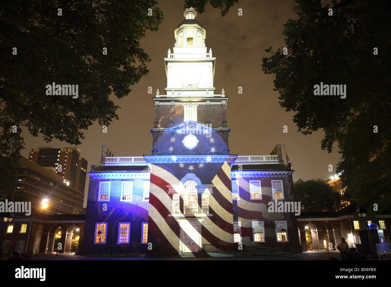 L'Independence Hall illuminé de nuit avec spectacle son et lumière à Philadelphie, Pennsylvanie, USA Banque D'Images